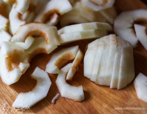 Два крупных или три средних яблока помыть, удалить сердцевину, очистить от кожуры и нарезать тонкими дольками. Я брала не очень зрелый Белый налив, но лучше подойдут более кислые сорта, например, та же Антоновка.