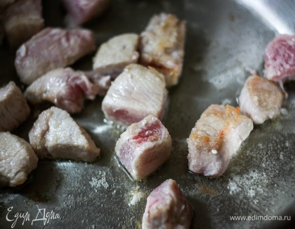 В широкой сковороде без антипригарного покрытия, разогреть масло и пожарить в нем мясо до золотистости, выкладывая небольшими порциями. Достать и временно отложить.