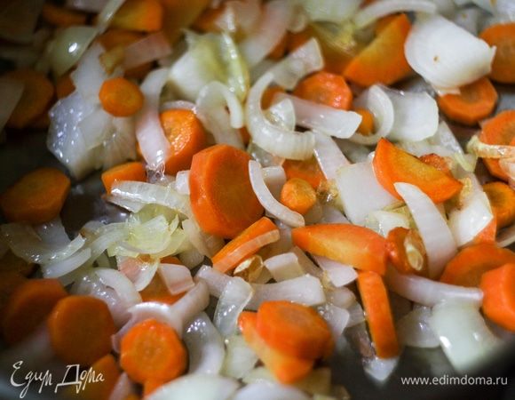 До мягкости обжарить лук и морковь.