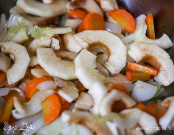 Затем добавить яблоки, перемешать и жарить еще минуты 3.