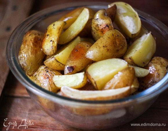 На гарнир я сделала вот такую картошечку: молодой картофель промыла, не очищая от кожуры, нарезала вдоль на четвертинки, выложила на смазанный растительным маслом противень, посолила, поперчила, сверху сбрызнула оливковым маслом и запекла в духовке до мягкости.