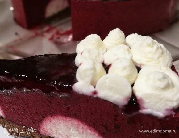 В день подачи оформляем торт. Для декора я использовала готовый черносмородиновый джем, который предварительно нужно подогреть для того, чтобы он растаял и равномерно распределился по поверхности торта. Итак, вынуть торт из морозилки, выложить слой джема, отсадить 3 ряда крема, уменьшая с каждым рядом объем капель. 