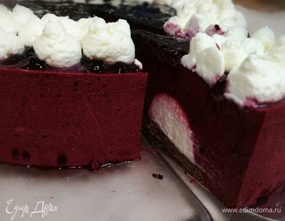 Торт готов к употреблению, как только он полностью растает! Это приблизительно 3-4 часа в холодильнике. Я фотографировала его в полузамороженном состоянии, но наиболее насыщенным вкус он приобретает именно в размороженном виде. На следующий день торт становится еще вкуснее, только эффект разницы цветов немного меркнет, т. к. белые шарики частично становятся  бордовыми. 