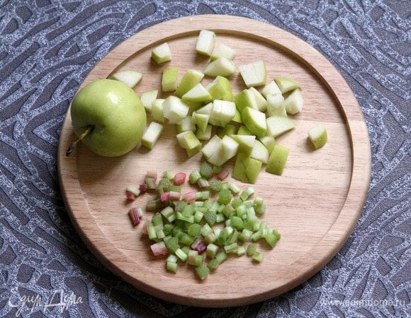 Ревень очистить, нарезать мелкими кубиками. Яблоко нарезать кубиками.