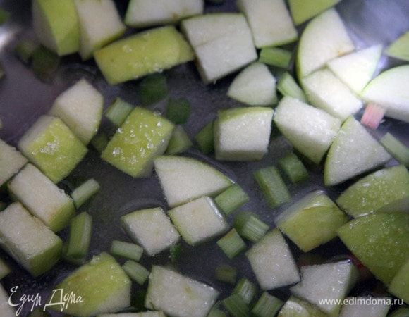 В воду положить яблоко, ревень, сахар. Довести до кипения, варить 5 минут.