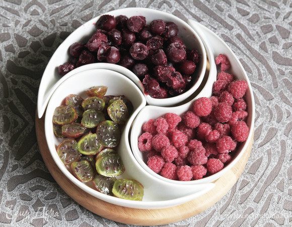 Ягоды помыть, крыжовник порезать пополам, разморозить вишню. (Я использую замороженную вишню без косточек).