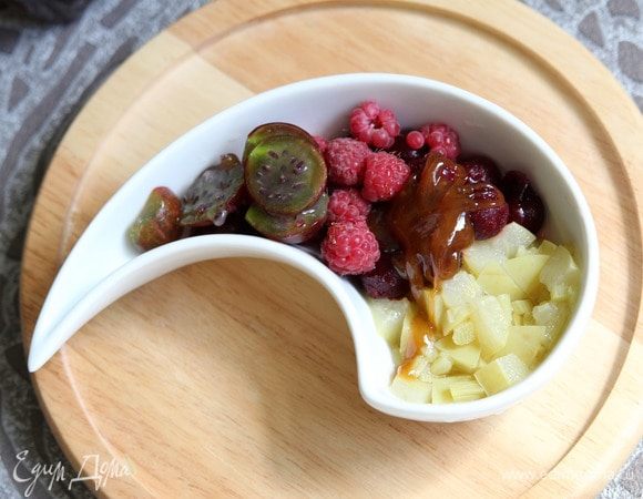 Ягоды перемешать, добавить мед и квас «Семейный секрет. Домашний. Заварной ароматный». Летняя окрошка готова, приятного аппетита!