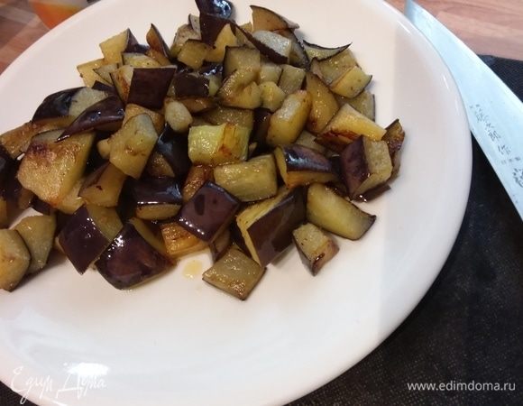 Один баклажан нарезать кубиком и обжарить в оливковом масле до готовности и золотистого цвета. Выложить на тарелку до востребования. 