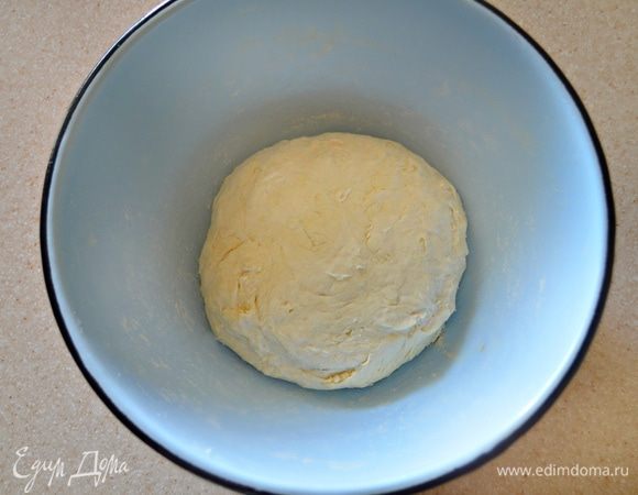 Замесить тесто (муки, возможно, понадобится чуть больше или меньше). Вымешивайте тесто до тех пор, пока оно не будет отходить от рук (в течение 10 мин). Оно должно быть мягким и эластичным. Сформируйте из теста шар, накройте полотенцем и уберите в холодильник на 30 мин.