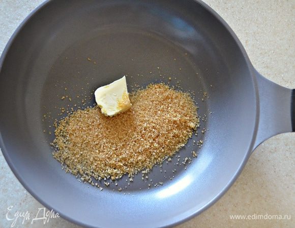 В сковороде разогреть кусочек сливочного масла вместе с коричневым сахаром (сладкоежки могут смело увеличить количество сахара в двое). Поместить туда кусочки груши и потушить в течение 5 мин. Если груша мягкая и сочная, то достаточно 2-3 мин.