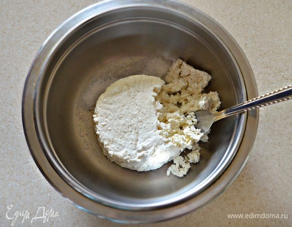 Творог размять вилкой, добавить ванильный сахар и размешать.