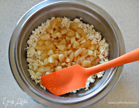 Затем добавить карамелизированные груши и аккуратно перемешать с помощью лопатки.