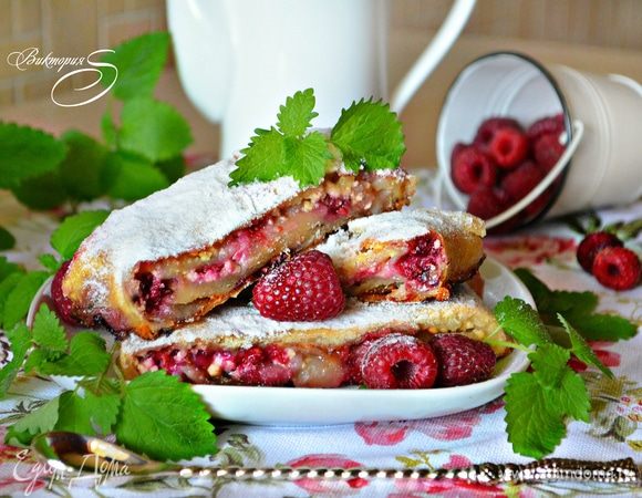 Подавайте штрудель теплым, обильно посыпав сахарной пудрой. Приятного вам аппетита!