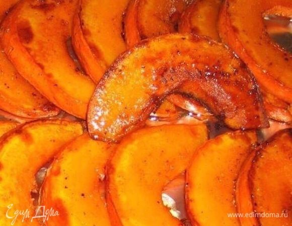 Тыкву нарезаем дольками, очищаем от кожуры. Выкладываем на противень, посыпаем мускатным орехом и немного поливаем оливковым маслом. Отправляем тыкву в разогретую до 220°С духовку на 30 минут. Готовую тыкву режем на кубики, выкладываем на блюдо и сверху поливаем медом.