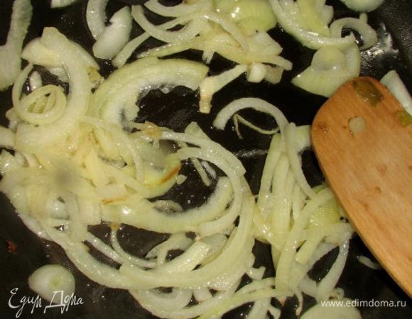 Нарезаем персики кубиком и откладываем в сторону. Лук режем полукольцами и обжариваем на сливочном масле до золотистого цвета.