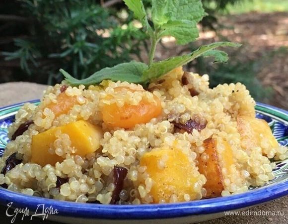 Берем большую миску и смешиваем киноа, лук, тыкву и персики. Поливаем соусом.
Подаем блюдо со свежей мятой. Приятного аппетита!
