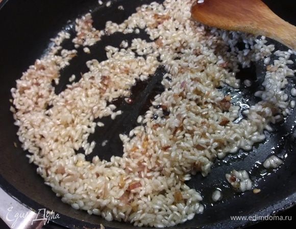 Всыпать рис, перемешать и вместе прогреть.
