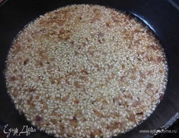 Влить вино, увеличить огонь, дать выпариться алкоголю.