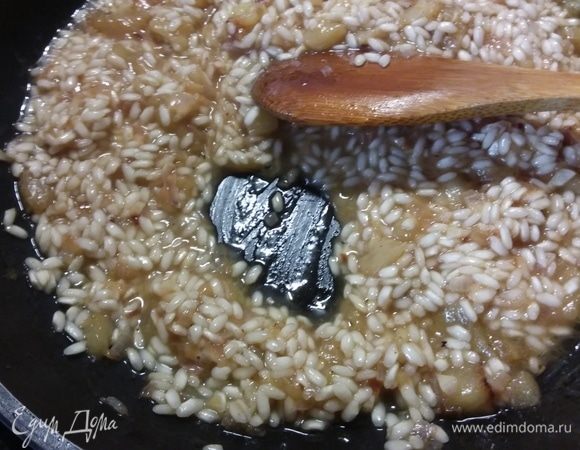 Добавить к рису запеченный баклажан. По порциям вливать горячий овощной бульон. Каждую следующую порцию бульона добавлять тогда, когда предыдущая жидкость впитается в рис.