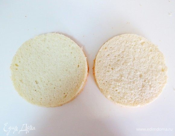 Даем бисквиту отлежаться 5-8 часов, затем можно разрезать его на 2 коржа.