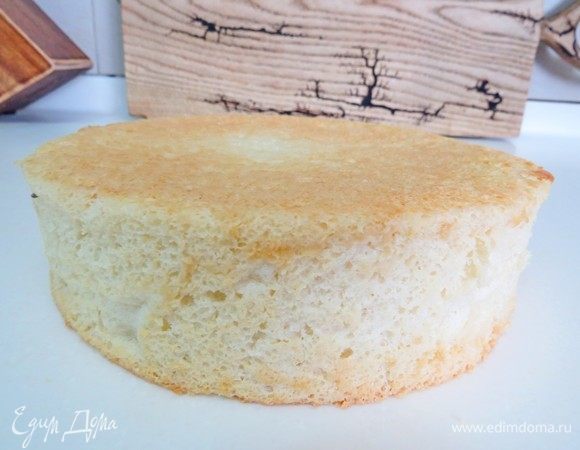 Даем бисквиту полностью остыть, снимаем разъемное кольцо. 