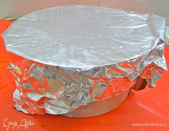 Готовый бисквит переворачиваем прямо в форме. Это предотвратит оседание бисквита.