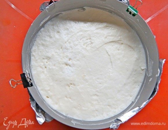 Дно формы застилаем бумагой для выпечки. Стенки формы ничем смазывать не нужно, иначе бисквит опадет раньше времени. Выкладываем тесто в форму, разравниваем поверхность. У меня было разъемное кольцо диаметром 18 см, поэтому вместо дна у меня фольга.
Выпекаем при 160-170°С в течение 30-40 минут.