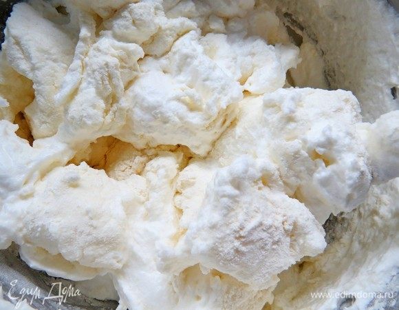 Аккуратно вмешиваем мучную смесь во взбитые белки.