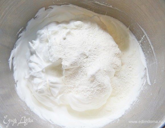 Муку и крахмал просеиваем через сито, вводим в несколько приемов во взбитые белки.

