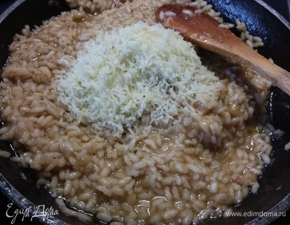 Добавить натертый на терке пармезан. Снять с огня. Дать 5 минут на отдых. 