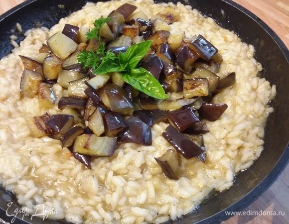 Добавить базилик и кусочки баклажана, аккуратно перемешать. 