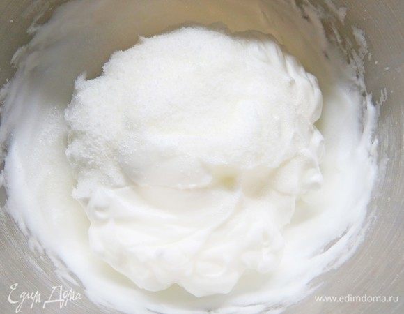 Белки помещаем в чистую сухую чашу, взбиваем на небольшой скорости до пены, затем в несколько приемов подсыпаем сахар и ванильный сахар, добавляем щепотку соли и сок лимона. Взбиваем белки до устойчивых пиков.