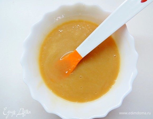 Делаем сливочный мусс. Белый шоколад топим в микроволновке вместе со сливочным маслом (в микроволновке на 180 Вт пара минут). Желатин замачиваем в 50 г воды, затем распускаем на водяной бане. Распущенный желатин подмешиваем к растопленному шоколаду с маслом и добавляем 50 мл сливочного ликера Бейлиз.