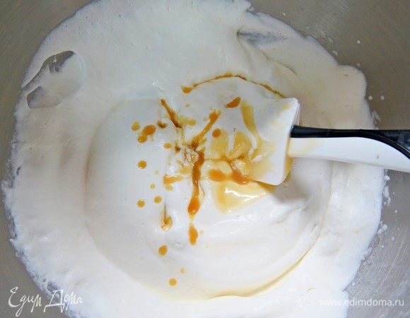 Охлажденные сливки взбиваем до устойчивых пиков. Немного взбитых сливок (примерно 1/5 часть я отложила для украшения верха торта). Затем аккуратно подмешиваем шоколадно-желатиновую массу ко взбитым сливками.