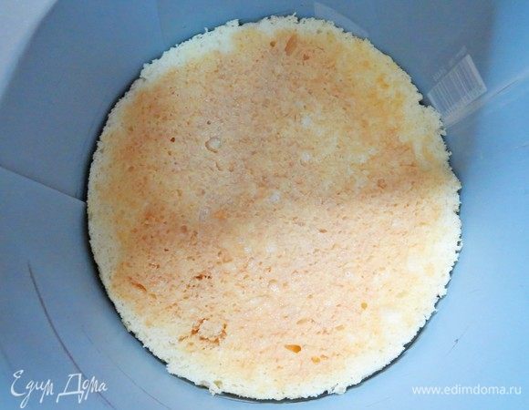 Устанавливаем разъемное кольцо на блюдо, в котором будем подавать торт. 
Укладываем первый корж. Я его пропитала сливочным ликером.
На корж наносим 1/2 часть мусса, убираем в морозилку, чтобы крем схватился. 