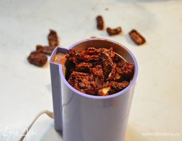 Перемолоть сушеные помидоры в кофемолке.