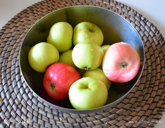 Яблоки берем разные. Помыть.