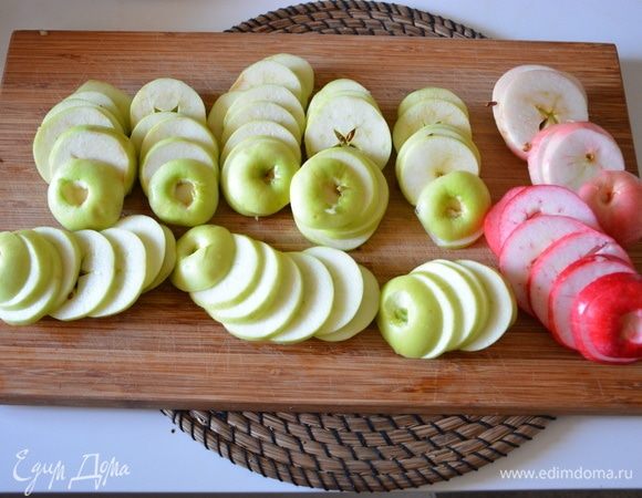 Удалить хвостики. Нарезать кольцами. 