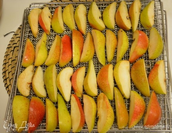 Удалить хвостики. Нарезать на 4 части и выложить на решетку.