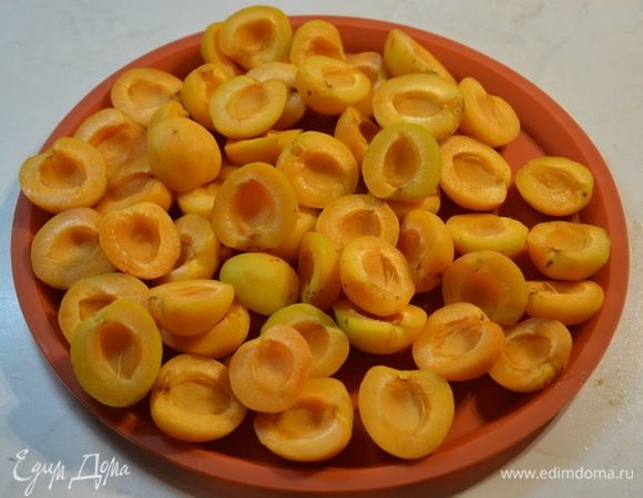 Разрезать пополам и удалить косточки.