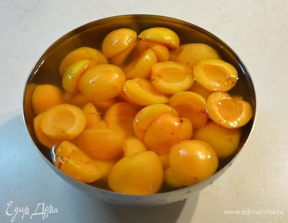 Замочить в воде с лимонным соком или лимонной кислотой. Вода — 1 литр. Эта процедура нужна, чтобы абрикосы не почернели при сушке. Моим абрикосам это не помогло — они все равно почернели.