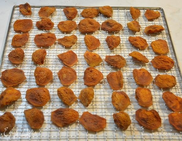 Сушить при 60°С 12 часов. Очень кислые получились абрикосы. Сушить нужно очень сладкие сорта абрикос.