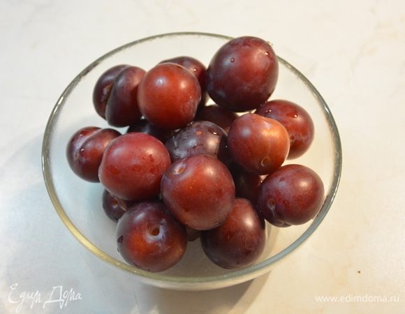 Сливы помыть.