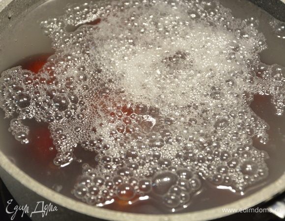 Опустить в кипяток с содой на 30 секунд.