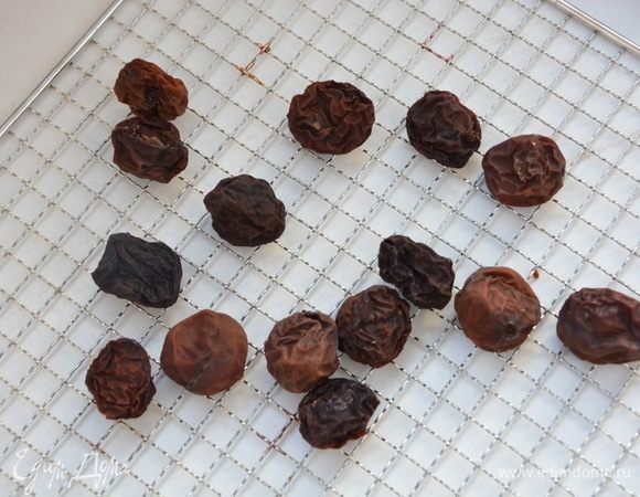 Сначала сушим при 45°С 6 часов. Даем остыть. Далее сушим при 60°С еще 6 часов. Даем остыть. Затем сушим при 70°С все оставшееся время. Сушим долго и мучительно. Около недели. Очень сомнительный результат, никому не рекомендую так сушить. Лучше сушить половинками без косточек и более сладкие сорта.