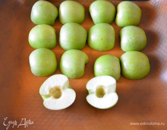 Разрезать пополам и вынуть сердцевину, удалить хвостики.