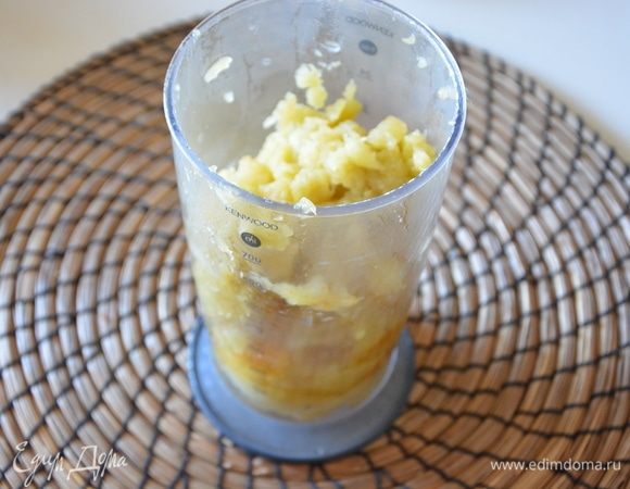 Ложкой вычерпнуть мякоть из половинок яблок.