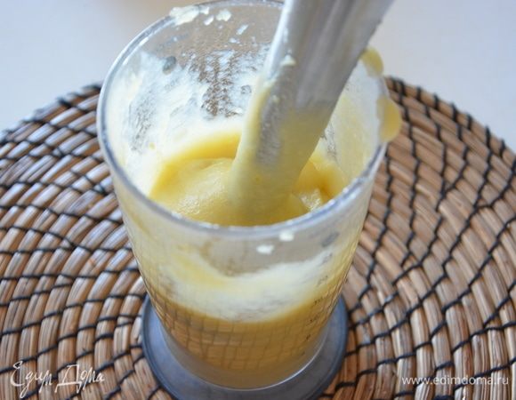 Взбить яблочное пюре блендером.  