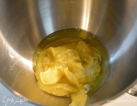 К пюре добавить яичные белки.