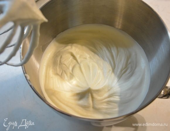 Взбить миксером 7-10 минут. Я взбивала 8 минут. Масса побелеет и увеличится как минимум вдвое.